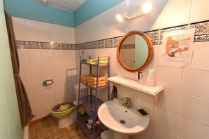 Ducha, artículos de higiene personal gratuitos y secador de pelo