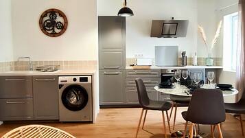 Fridge, oven, stovetop, dishwasher