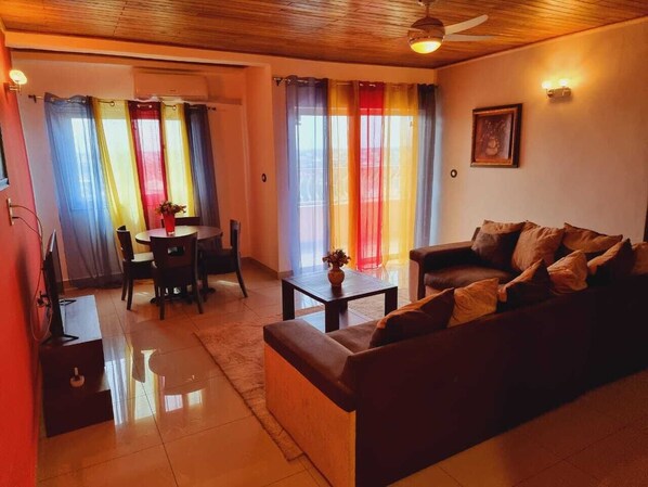 Smart TV, fireplace, computer monitors, printers - Happy Residences à 100m du stade JAPOMA et à coté de l'autoroute (Douala)