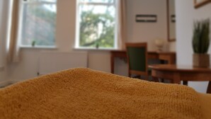 コンフォート ダブルルーム | デスク、ノートパソコン用作業スペース、WiFi (無料)、ベッドシーツ