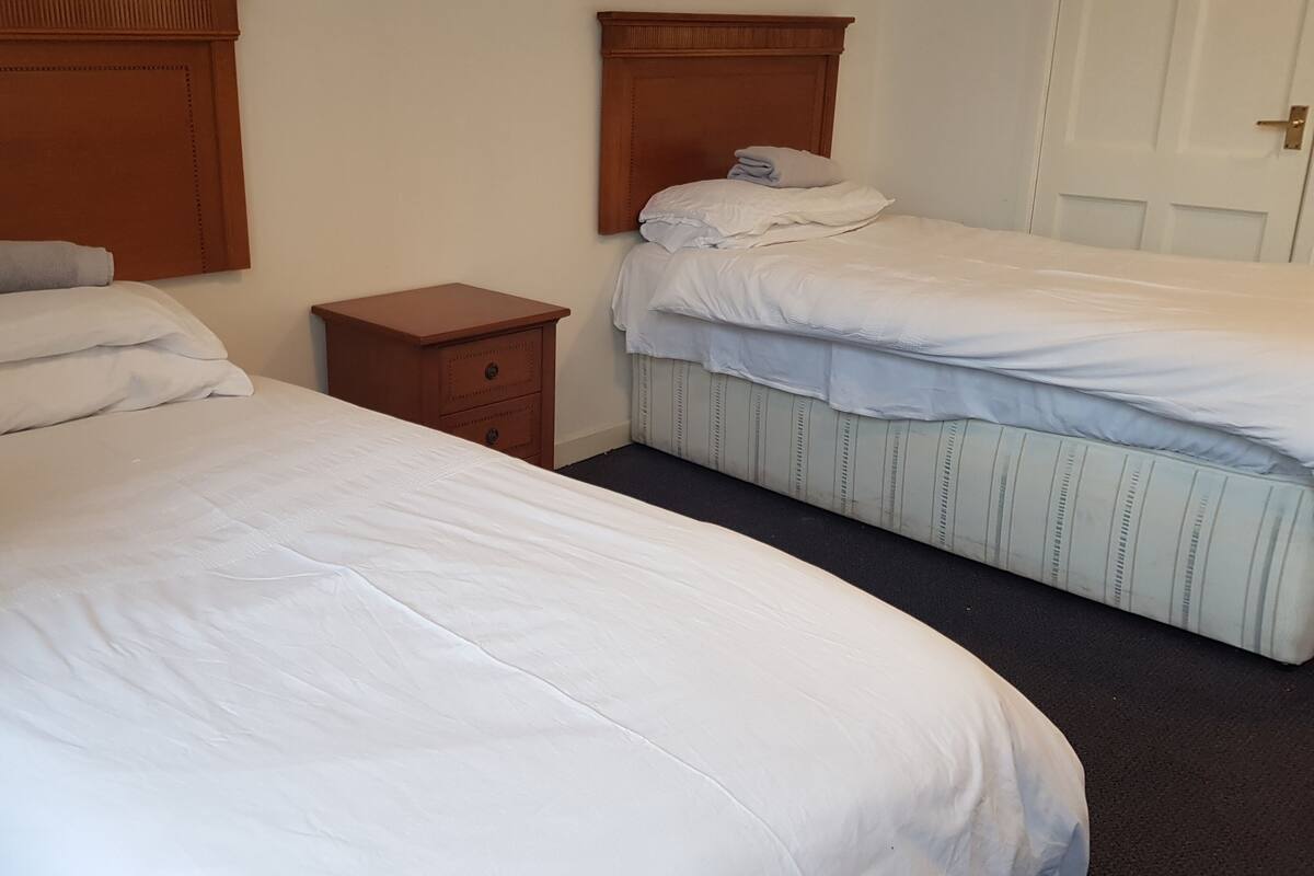 Classic Twin Room | Desk, laptop workspace, WiFi (free), bed sheets