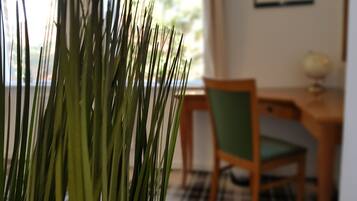 Dobbeltrom – superior | Skrivebord, skrivebord for bærbar PC, wi-fi (inkludert) og sengetøy