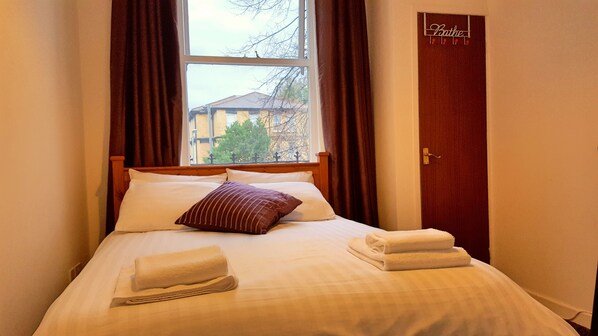 Standard Double Room | Desk, laptop workspace, free WiFi, bed sheets - Sefton Park chillpads (Liverpool)