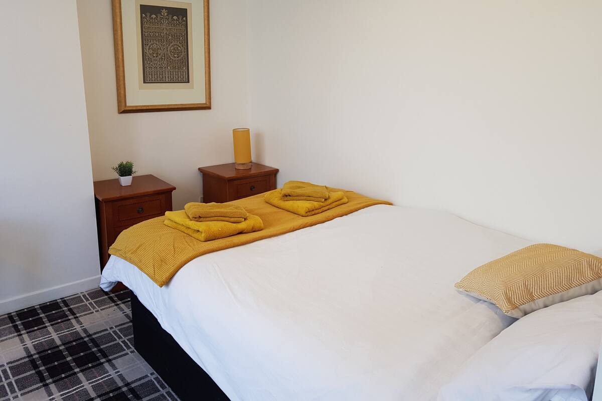Desk, laptop workspace, WiFi (free), bed sheets