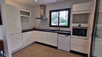 KylskÄp, mikrovÄgsugn, ugn och spishÀll