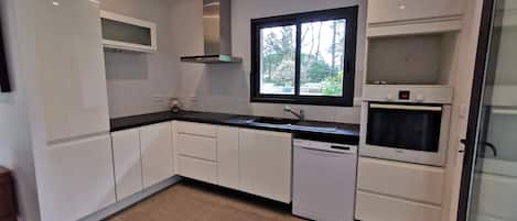 Frigorifero, microonde, forno, piano cottura