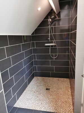 Douche, sèche-cheveux, savon, papier toilette