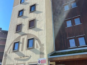 A multi-story building with a sign reading "Résidence Les Sittelles".