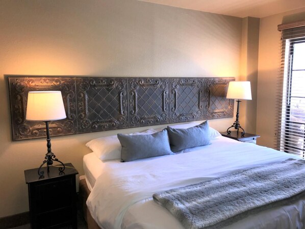 1 dormitori, planxa i posts de planxar i roba de llit 