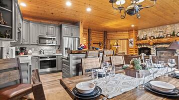 شقة (4 Bedrooms) | تناول الطعام