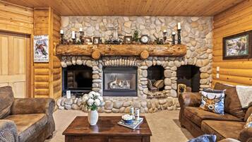 Condo (4 Bedrooms) | Sala de estar | Televisión y reproductor de DVD