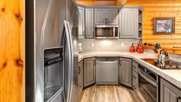 Condo (4 Bedrooms) | Private kitchen | Fridge, microwave, oven, stovetop