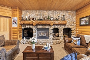 Condo (4 Bedrooms) | Living room