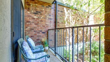 Condo (1 Bedroom) | Hiên