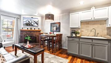 Condo (1 Bedroom) | Private kitchen | Fridge, microwave, oven, coffee/tea maker