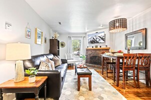 คอนโด, 1 ห้องนอน (Ground Floor, Sleeps 4 (CBI-108)) | ห้องนั่งเล่น | ทีวี 32 นิ้ว พร้อมช่องดาวเทียม, เตาผิง, เครื่องเล่นดีวีดี