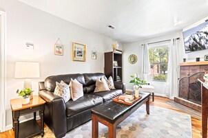 Apartment (1 Bedroom) | Wohnzimmer | 32-Zoll-Fernseher mit Satellitenempfang, Kamin, DVD-Player