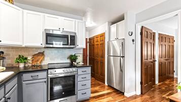 Condo (1 Bedroom) | Private kitchen | Fridge, microwave, oven, coffee/tea maker