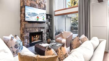 Casa geminada, 3 quartos (Hot Tub, Sleeps 8 (BCC-1101)) | Área de estar | TV, lareira