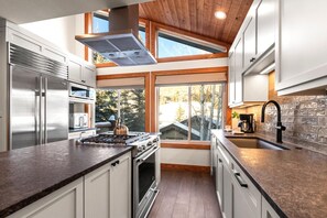 Townhome (3 Bedrooms) | Private kitchen