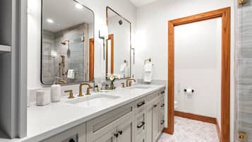 Casa de ciudad (3 Bedrooms) | Baño | Regadera y amenidades de baño de diseñador