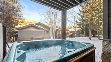 Studio (3 Bedrooms) | Badezimmer | Dusche, Designer-Toilettenartikel