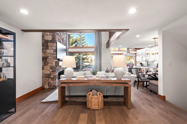 Studio (3 Bedrooms) | Living room | TV, fireplace