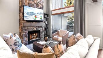 Studio (3 Bedrooms) | Living area | TV, fireplace