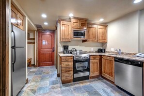 Kylskåp, mikrovågsugn, ugn och spishäll