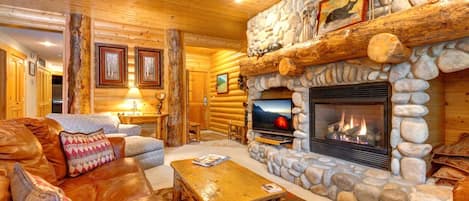 Apartment (2 Bedrooms) | Wohnzimmer | Fernseher, Kamin