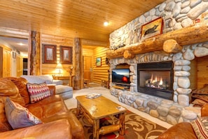 Appart'hôtel, 2 chambres (Hot Tub, Ski-In/OutSleeps 6 (BBL-251)) | Salle de séjour | Télévision, cheminée