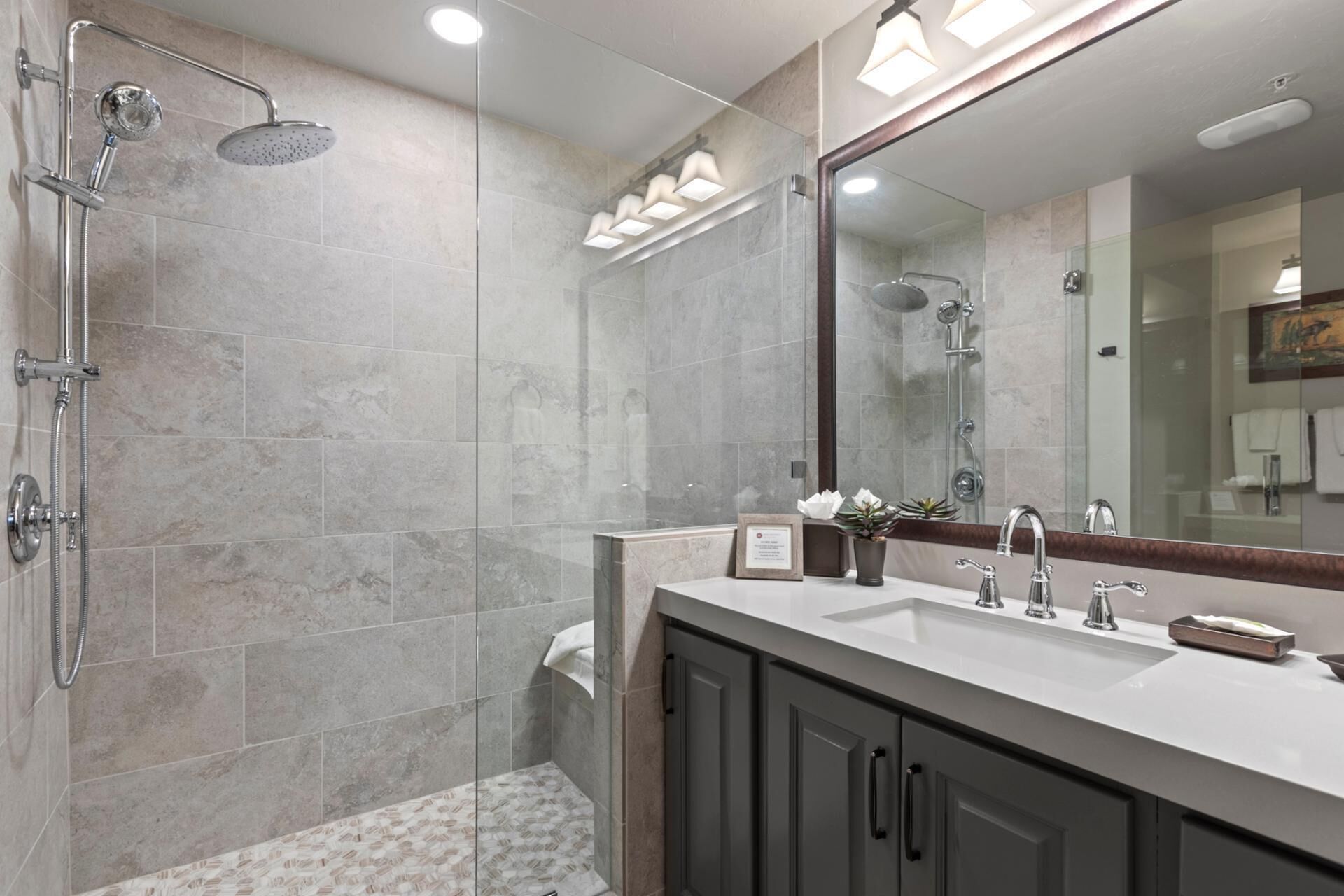 Lägenhet (2 Bedrooms) | Badrum | Dusch, lyxtoalettartiklar och schampo