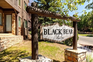 Condo (2 Bedrooms) | Property entrance