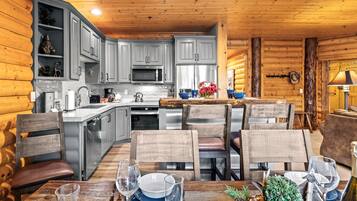 Condo (2 Bedrooms) | Dining