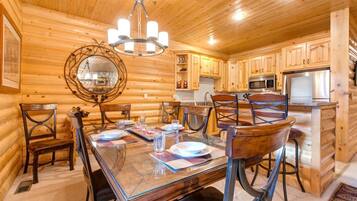 Kondominium (2 Bedrooms) | Tempat makan