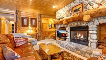 Kondominium (2 Bedrooms) | Ruang keluarga | TV dan perapian