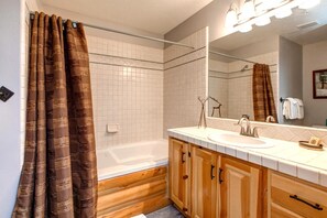 คอนโด (2 Bedrooms) | ห้องน้ำ | ฝักบัว, ของใช้ในห้องน้ำระดับพรีเมียม, ยาสระผม