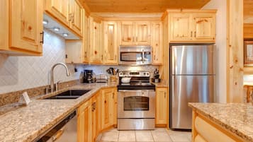 Condo (2 Bedrooms) | Cocina privada | Refrigerador, microondas, horno y parrilla de estufa