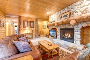 Condo (2 Bedrooms) | Living room | TV, fireplace