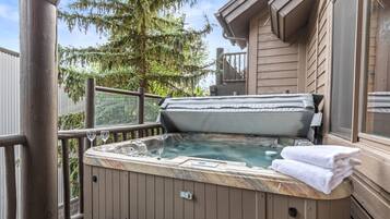 Condo (2 Bedrooms) | Bathroom | Shower, designer toiletries, shampoo