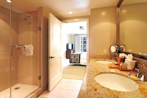 Bathroom - K B M Resorts- Hkk-443 Dual Master Suites, 2bd, Ocean Views, Easy Pool and Beach Access! (Lahaina)