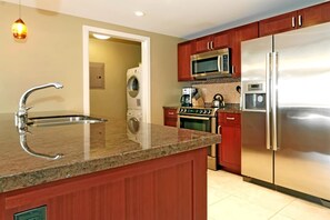 Microwave, oven, dishwasher, electric kettle - K B M Resorts- Hkk-443 Dual Master Suites, 2bd, Ocean Views, Easy Pool and Beach Access! (Lahaina)
