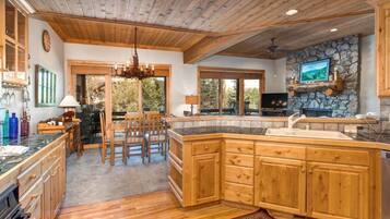 Studio (4 Bedrooms) | Private kitchen | Fridge, microwave, oven, stovetop