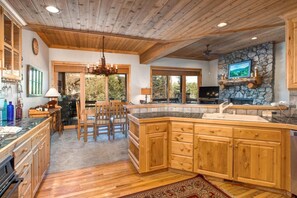 Estudio (4 Bedrooms) | Cocina privada | Frigorífico, microondas, horno y placa de cocina