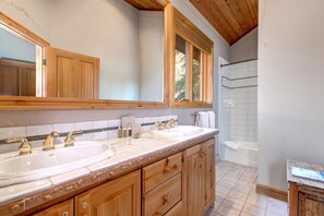 Studio (4 Bedrooms) | Bathroom | Shower, designer toiletries, hair dryer