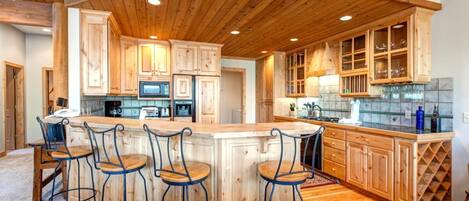 Studio (4 Bedrooms) | Private kitchen