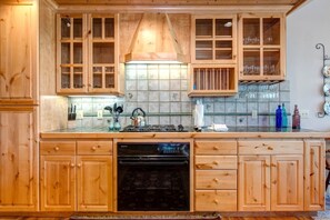 Studio (4 Bedrooms) | Private kitchen | Fridge, microwave, oven, stovetop