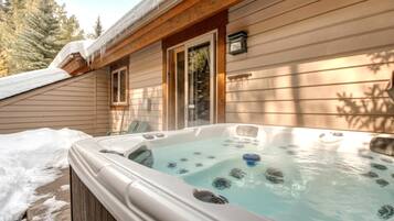 Studio (4 Bedrooms) | Bathroom | Shower, designer toiletries