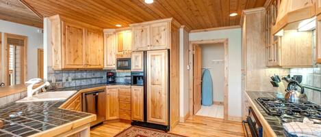 Estudio (4 Bedrooms) | Cocina privada | Refrigerador, microondas, horno y parrilla de estufa