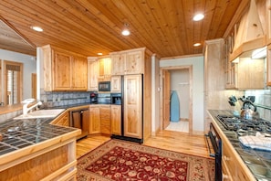 Studio (4 Bedrooms) | Private kitchen | Fridge, microwave, oven, stovetop